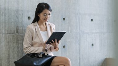 Tablet bilgisayarda çalışan iş kadını 