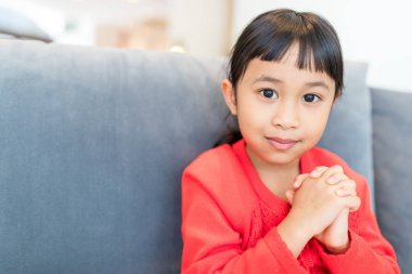 Küçük kız koltukta dua