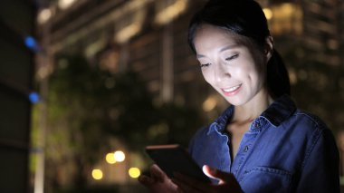 Cep telefonu kullanan genç kadın.