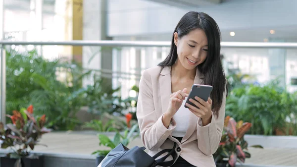 Ofiste cep telefonu kullanan iş kadını 