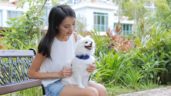 Kadın oyun ile onun köpek park