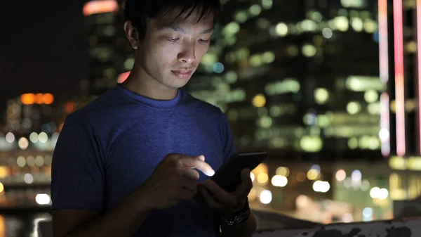 Homem trabalhando no celular à noite — Fotografia de Stock
