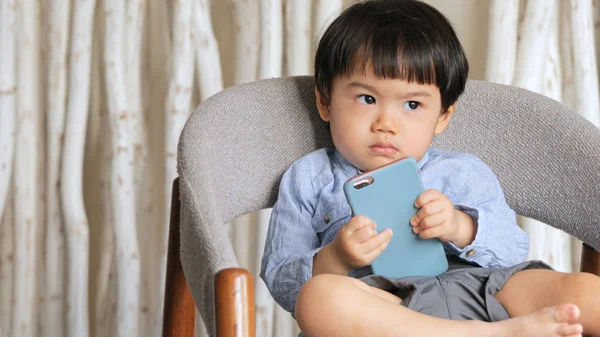 Kleiner Sohn mit Handy — Stockfoto