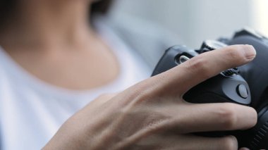 Kadın fotoğrafçı dijital kamera kullanarak