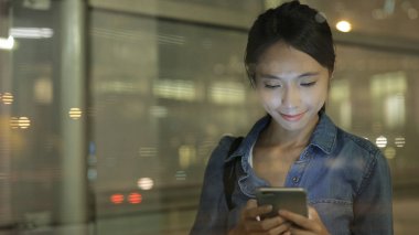 Akıllı telefon kullanan Asyalı kadın