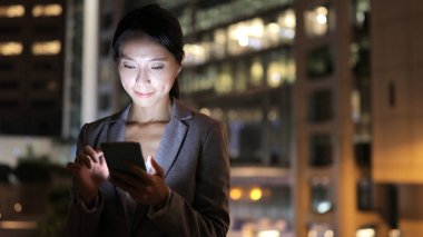 Geceleri Smartphone kullanarak iş kadını 