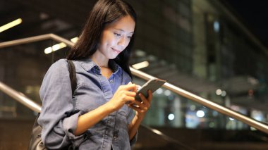 Cep telefonu kullanan genç kadın.