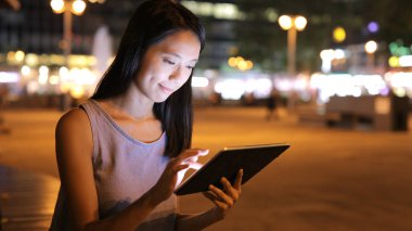 Tablet bilgisayar online kullanan kadın