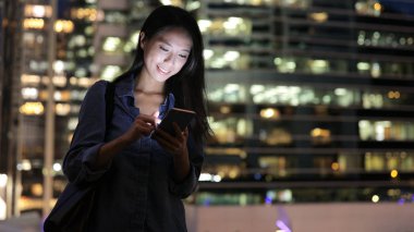 Cep telefonu kullanan Asyalı kadın. 