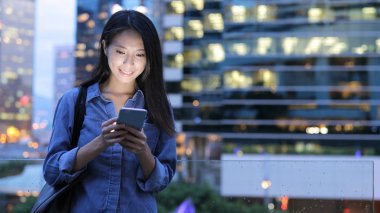 Cep telefonundan mesaj gönderen kadın