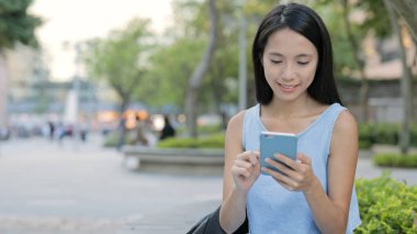 Şehirde cep telefonu kullanan bir kadın.