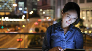 Tablet bilgisayar geceleri arayan kadın