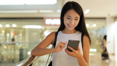 Cep telefonu kullanan kadın 