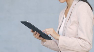 tablet bilgisayar kullanarak iş kadını