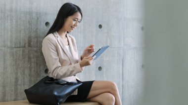 Tablet bilgisayarda çalışan iş kadını