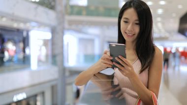 Akıllı telefon kullanan kadın 