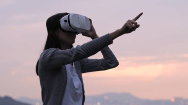kadın bir sanal gerçeklik gözlük kullanır 