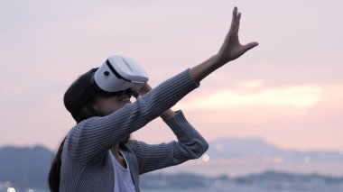 Sanal gerçeklik aygıtıyla izlerken kadın 