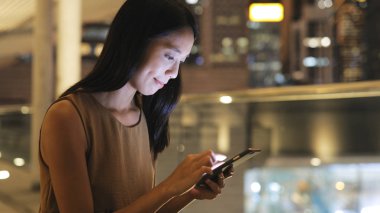 Smartphone City bakarak kadın 