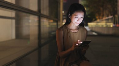 Cep telefonu kullanan kadın