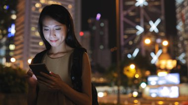 Şehirde cep telefonu kullanan kadın 