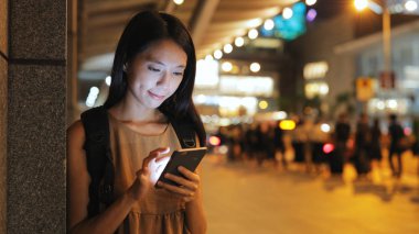 Kadın telefonda şehir bulma