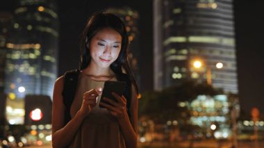 Cep telefonu şehrin gece kontrol kadın