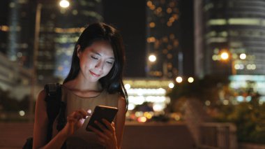 Sms göndermek için cep telefonu kullanan kadın 