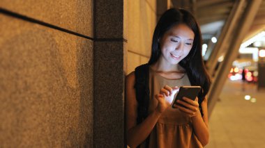 Şehirde cep telefonu kullanan bir kadın. 