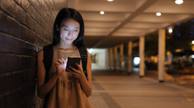 Cep telefonu City bakarak kadın 