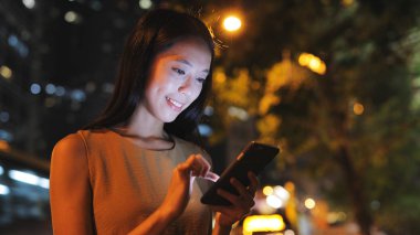 Cep telefonu kullanan kadın