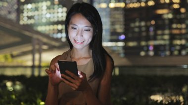 Cep telefonu kullanan Asyalı kadın. 