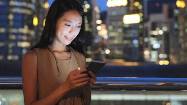 Cep telefonu kısa mesaj için kullanan kadın 