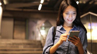 Geceleri cep telefonu kullanan kadın 