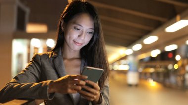 İş kadını cep telefonu kullanıyor. 