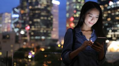 Kadın cep telefonundan kısa mesaj göndermek