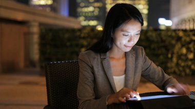 Geceleri tablet bilgisayar kullanarak iş kadını