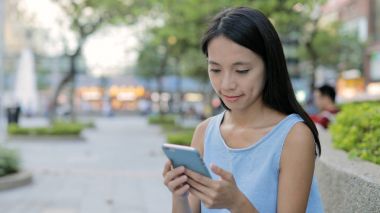 Kadın şehir cep telefonu üzerinde SMS gönderme