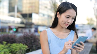 Cep telefonu kullanan kadın