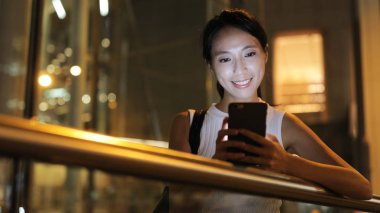 Kadın geceleri cep telefonunuzun SMS gönderme 