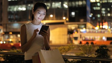 Akıllı telefon kullanan kadın