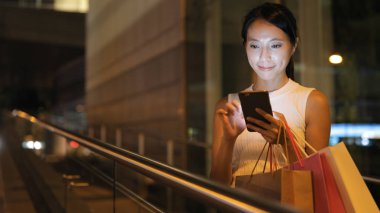 Cep telefonu kullanan kadın 