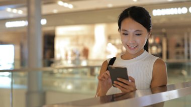 Cep telefonu kullanan kadın 