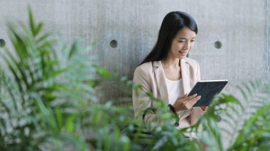 Tablet bilgisayarda çalışan iş kadını 