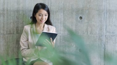 Dijital tablet bilgisayar kullanarak iş kadını