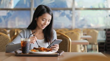 Öğle Yemeği ve cep telefonu kullanan kadın 