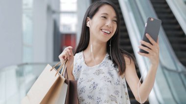 Görüntülü arama yapan kadın 