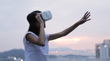 kadın bir sanal gerçeklik gözlük kullanır 