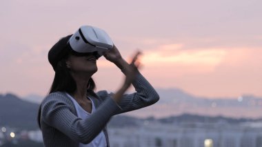 VR aygıt akşam giyen kadın 