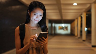 Cep telefonu kullanan kadın 